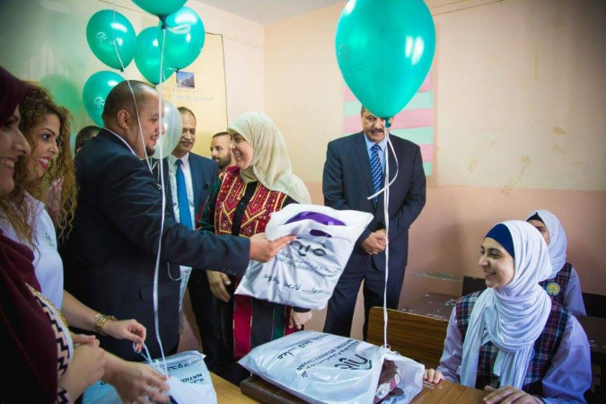 بالتعاون مع محافظة رام الله والبيرة التأمين الوطنية NIC تتبرع لطلاب مدرسة الصم الخيرية الاسلامية